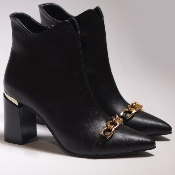 https://uae.kyveli.me/products/point-toe-metal-chain-boots
